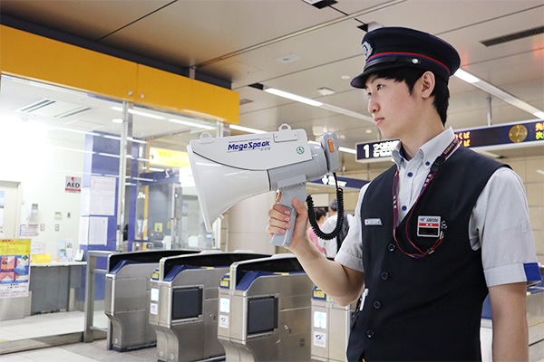 秋葉原駅にて。平日でも多くの外国人利用者の姿が見られた。